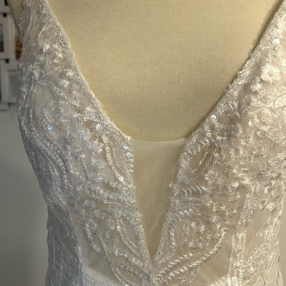Beaded wedding dress with train - Picture 6 of 10